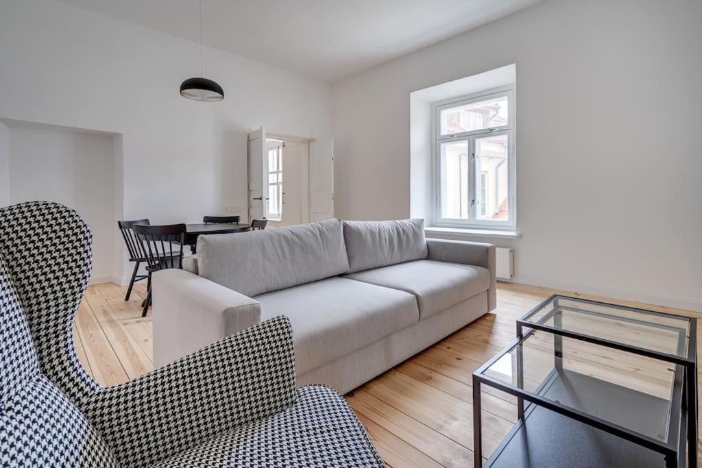 Spacious 2-Bedroom Flat In Old Town By Urban Rent Вильнюс Экстерьер фото