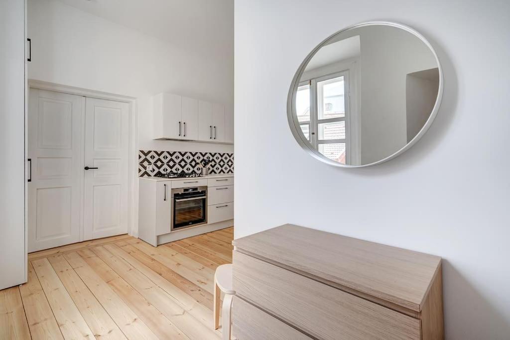 Spacious 2-Bedroom Flat In Old Town By Urban Rent Вильнюс Экстерьер фото