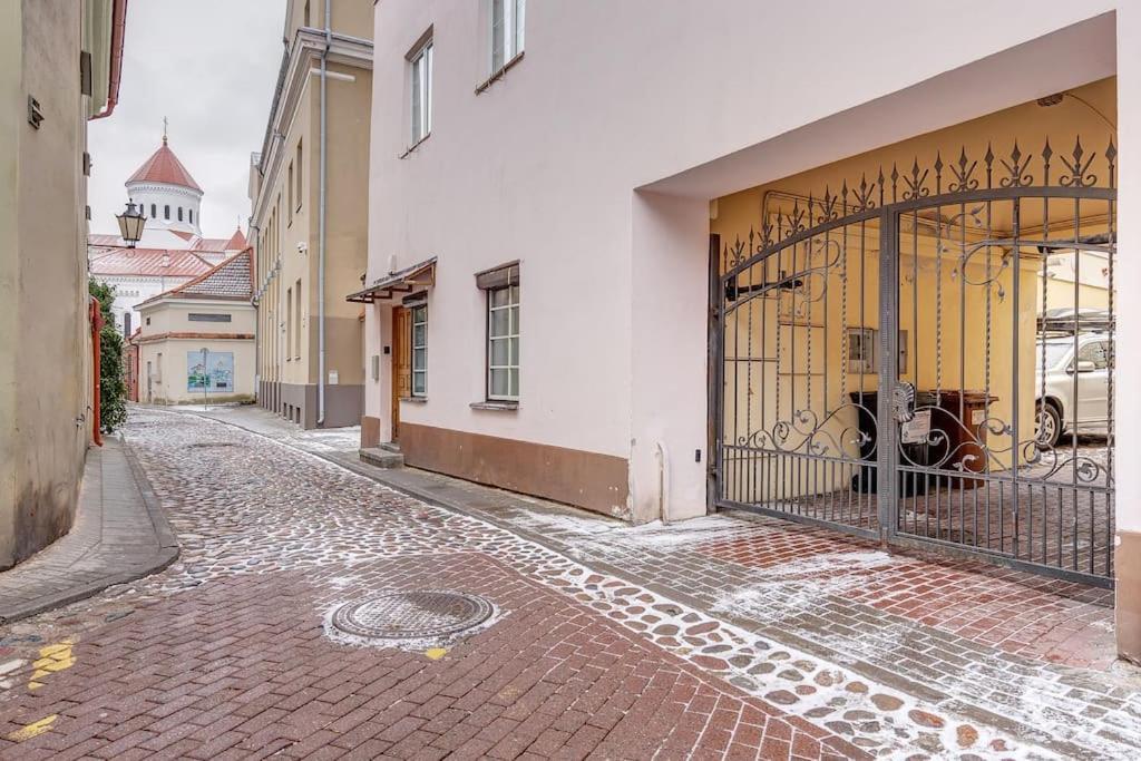 Spacious 2-Bedroom Flat In Old Town By Urban Rent Вильнюс Экстерьер фото