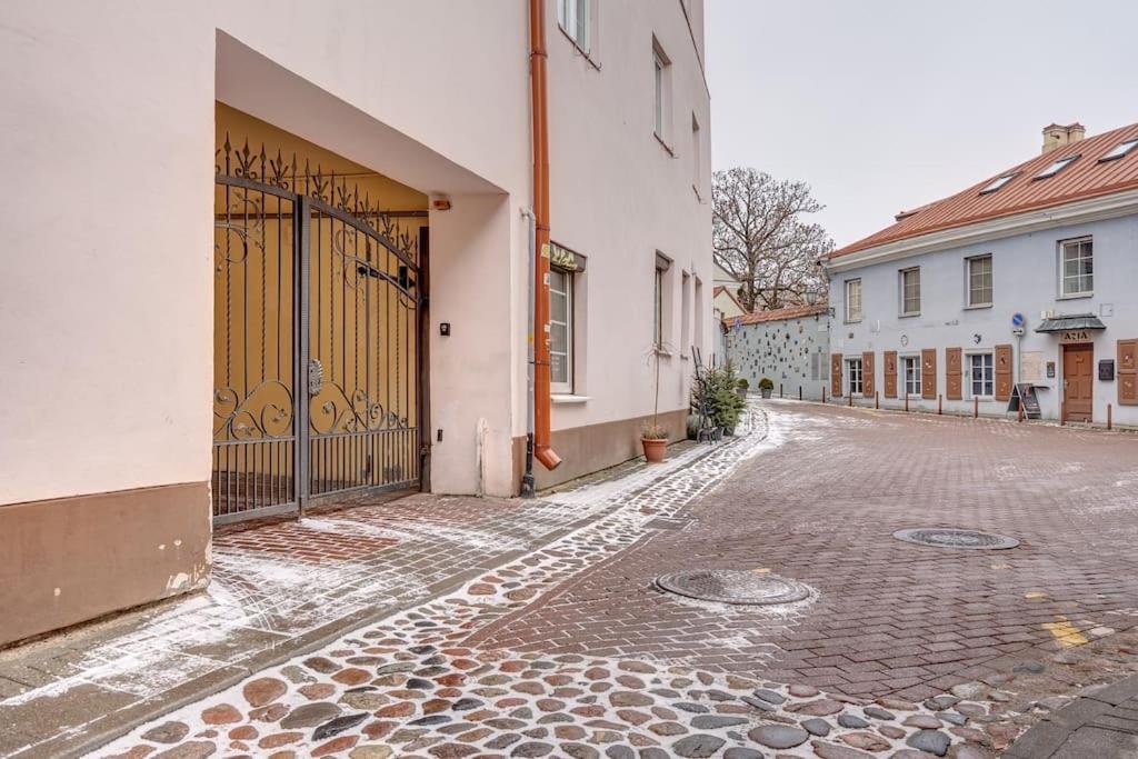 Spacious 2-Bedroom Flat In Old Town By Urban Rent Вильнюс Экстерьер фото