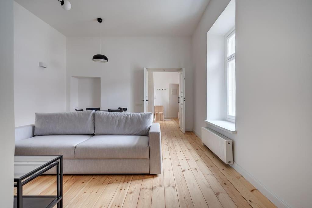 Spacious 2-Bedroom Flat In Old Town By Urban Rent Вильнюс Экстерьер фото